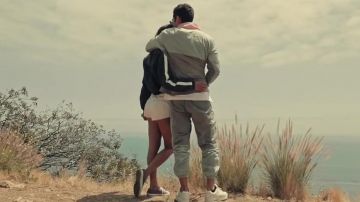 Les chaussures Converse grises dans le clip Better With You de Austin Mahone