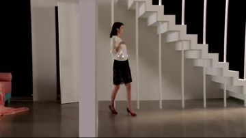 El suéter de lentejuelas de Kendall Jenner en el video musical Encantado de Fergie
