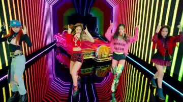 The hoody pink Gucci "Modern Future" in the clip As If It's Your Last BLACKPINK