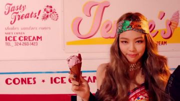 The headband floral Gucci in the clip As If It's Your Last BLACKPINK