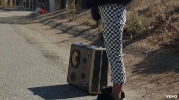 Breves de pompón negro en el video musical de Fergie's Life goes