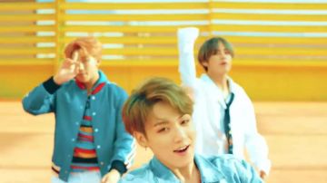 The sweater multi-colored stripe J. W. Anderson in the clip DNA of BTS