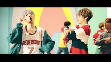 The jersey of New York in white in the clip DNA of BTS