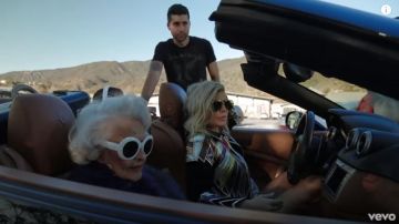 La chaqueta de cuero multicolor de Fergie en el video musical de life goes