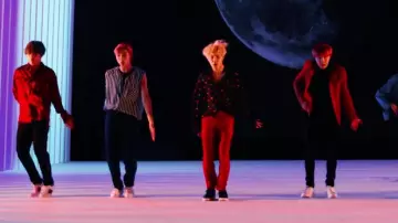 La chemise imprimée Saint Laurent dans le clip DNA de BTS