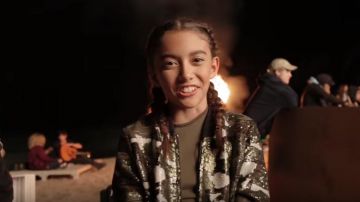 La chaqueta bomber de camuflaje de lentejuelas en el video musical de Fergie's Life goes