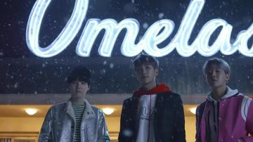 The sweat white FILA in the clip Spring Day BTS