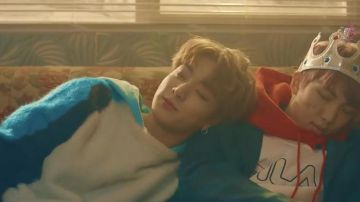 The sweater Louis Vuitton 2017 in the clip Spring Day BTS