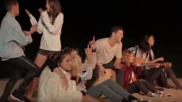Les sneakers converse dans le clip Life goes de Fergie