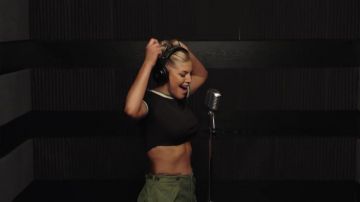 The headphones Beats by Dr. Dr. Pro Fergie in the clip, Save it Til Morning