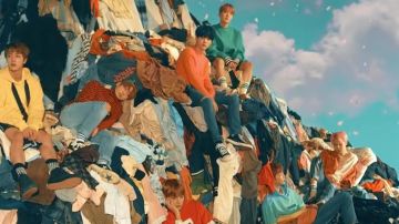 The sweater pink Acne Studios in the clip Spring Day BTS