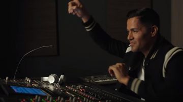 The headset audio Beats money in the clip, Save it till morning Fergie