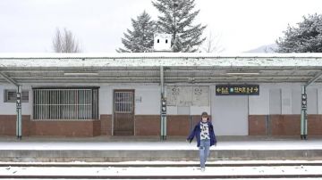 The jeans embroidered Gucci in the clip Spring Day BTS