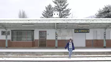 Le jean brodé Gucci dans le clip Spring Day de BTS