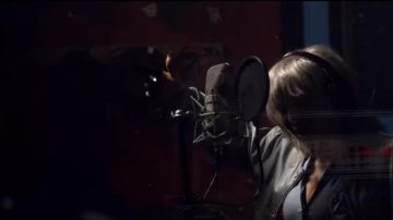 Headphones solo 2 beats red Fergie in the clip Like it ain't nuttin'