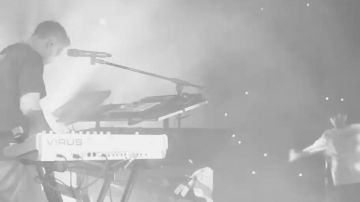 The synthetizer Virus t2 in the clip Talking to myself de Linkin park