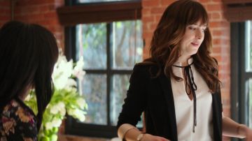 Le blazer noir 'Mathis' Isabel Marant de Anastasia Steele (Dakota Johnson) dans Cinquante nuances plus claires