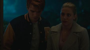 Le manteau Wilfred Free de Betty Cooper (Lili Reinhart) dans Riverdale S02E09