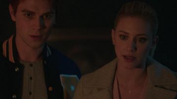 Collar de Betty Cooper (Lili Reinhart) en Riverdale S02E09