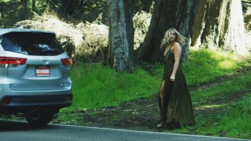 The Toyota Highlander 2016 grey in the clip What Ifs Kane Brown ft Lauren Alaina