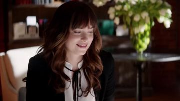 Derek Lam Chemisier sans Manches Avec l'Avant des Liens porté par Anastasia Steele (Dakota Johnson) comme on le voit dans Cinquante Nuances Libérés