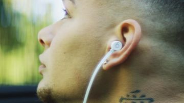 The headphones Beats white in the clip What Ifs Kane Brown ft Lauren Alaina