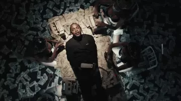 The pullover Second Layer of Kendrick Lamar in her video clip HUMBLE.