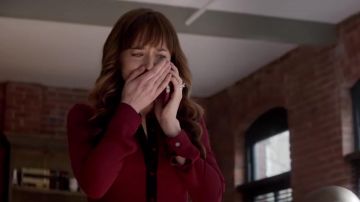 La Kooples Rouge Plissée Robe Chemise portée par Anastasia Steele (Dakota Johnson) comme on le voit dans Cinquante Nuances Libérés