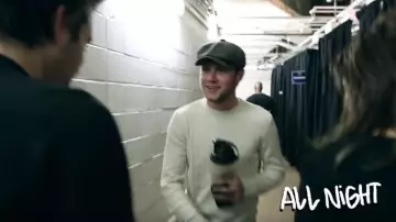 La casquette grise de Niall Horan dans le clip Slow hands