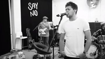 The white t-shirt Lacoste Niall Horan in the clip Slow hands