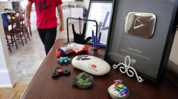 The red t-shirt in the clip Share The Love of Stephen Sharer