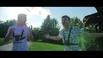 The chest harness GoProp in the clip Share The Love of Stephen Sharer