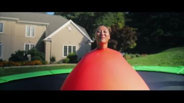 The balloon giant Balloon Red in the clip Share The Love of Stephen Sharer