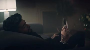 El anillo de Zayn en el video musical I Don't Wanna Live Forever