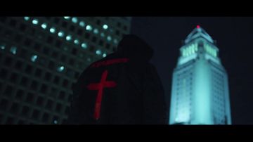 La sudadera con capucha Starboy en el video musical De The Weeknd's Reminder