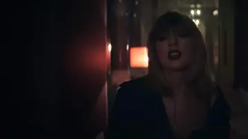 The necklace of Taylor Swift in the clip I Don t Wanna Live Forever