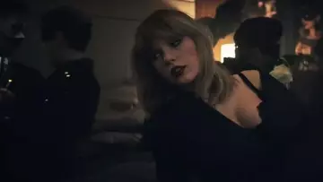 The bra Taylor Swift in the clip I Don t Wanna Live Forever