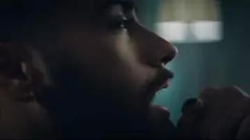 The silver ring of Zayn in the clip I Don t Wanna Live Forever