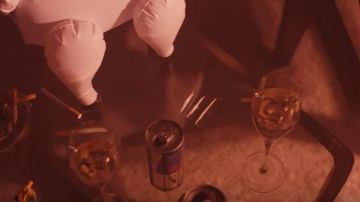 La lata de Red Bull en el clip call ticketron de Run the jewels