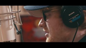 Headphones professional, Sony MDR7506 in the clip Perfect Symphony of Ed Sheeran with Andrea Bocelli