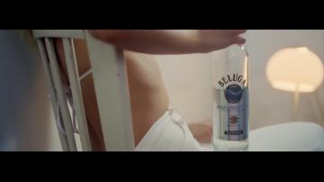 La botella de vodka ruso Beluga en el clip F.F.F. de Bebe Rexha