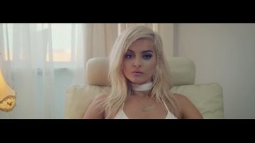 El collar Bebe Rexha de Bebe en su clip F.F.F.