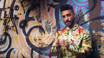 La camisa floral de Maluma en el clip de Corazón