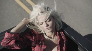 The necklace bebe of Bebe Rexha in her video clip Meant to Be