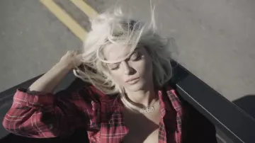 The necklace bebe of Bebe Rexha in her video clip Meant to Be