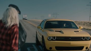The Dodge Challenger 2017 yellow in the clip Meant to Be of Bebe Rexha