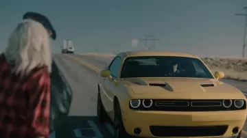 The Dodge Challenger 2017 yellow in the clip Meant to Be of Bebe Rexha