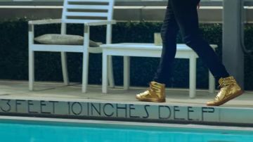 Sneakers high tops gold in the clip Bella y sensual de Romeo Santos