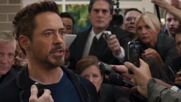 The smartphone Alcatel One Touch Idol Ultra in Iron Man 3