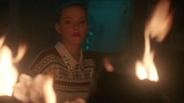 Suéter navideño Asos de Betty Cooper (Lili Reinhart) en Riverdale S02E09
